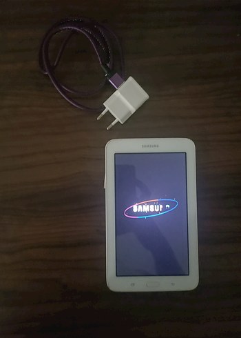 Beyaz Samsung Tablet ve Şarj Aleti - Görsel 2