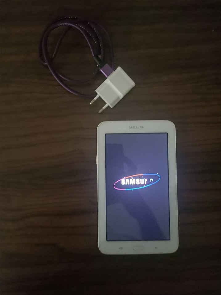 Beyaz Samsung Tablet ve Şarj Aleti - Görsel 2