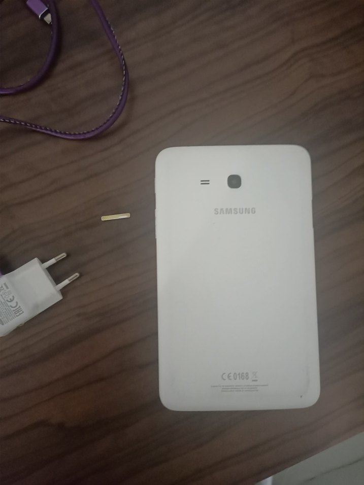 Beyaz Samsung Tablet ve Şarj Aleti - Görsel 4