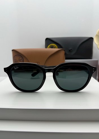 Ray-Ban Siyah Kemer Detaylı Klasik Kadın Gözlüğü
