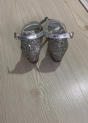 Gri Metal Tokalı İnce Topuklu cocuk Ayakkabı - Görsel 2