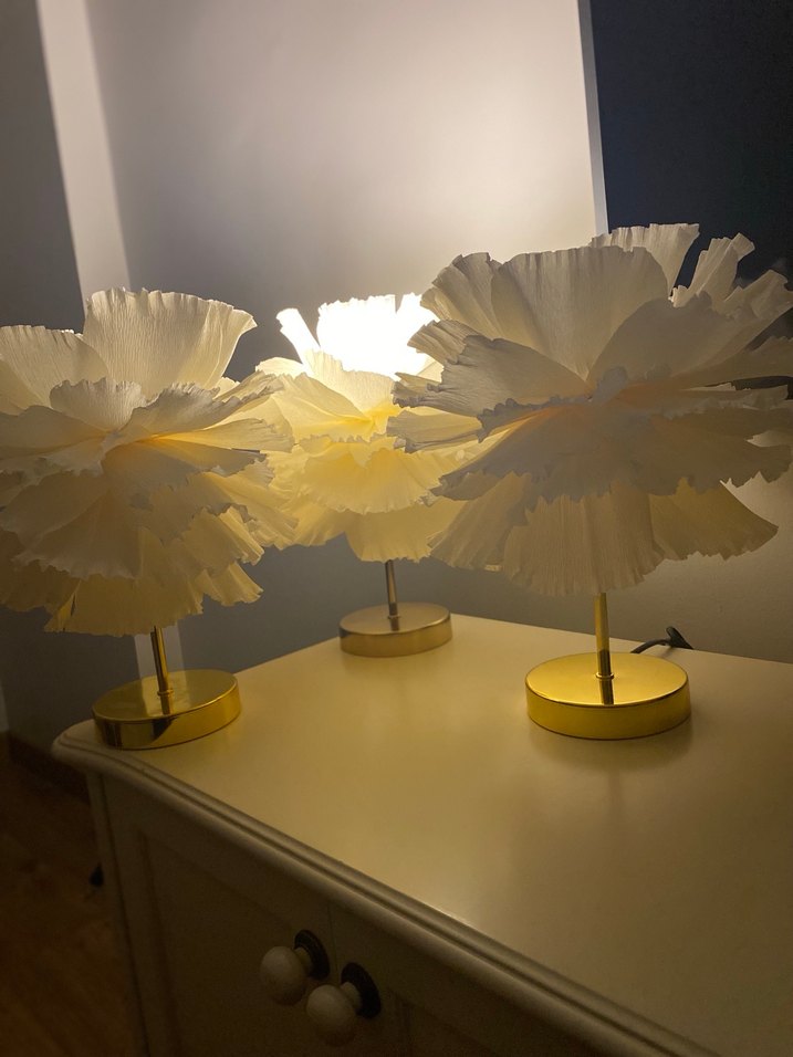 Beyaz Çiçek Tasarımlı Masa Lambası - Görsel 2