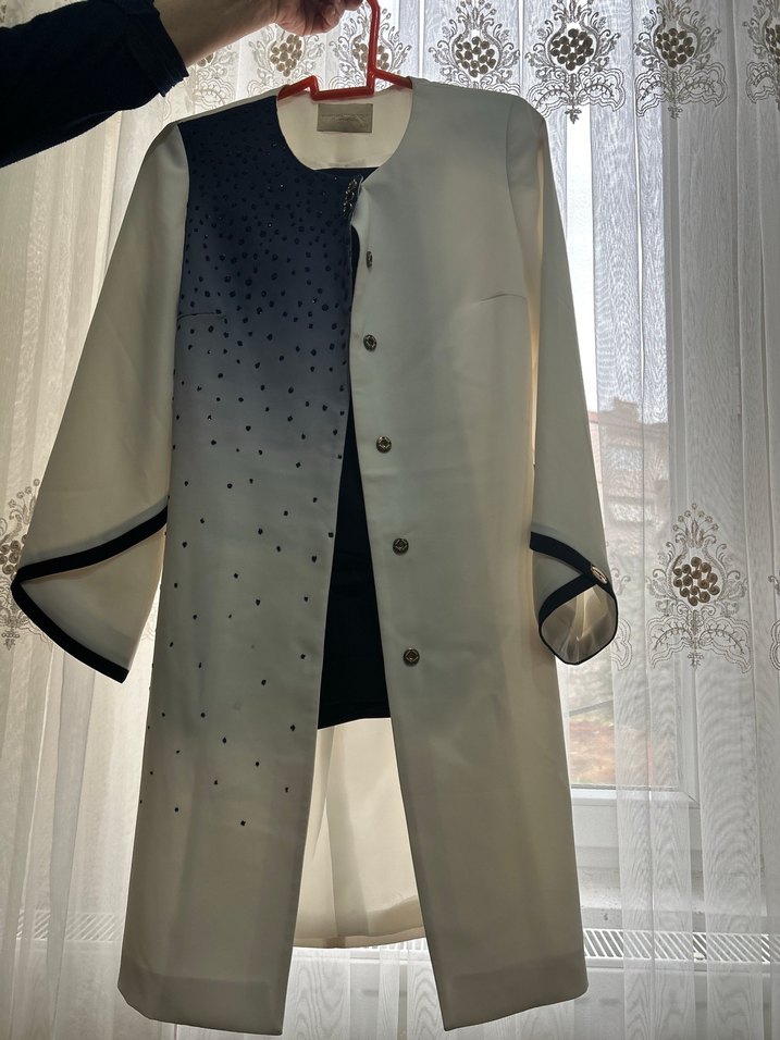 Düğmeli Yakalı Beyaz Midi Ceket Pantolon Takım - Görsel 3