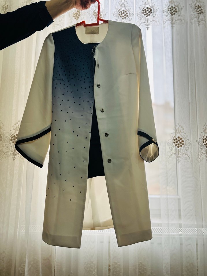 Düğmeli Yakalı Beyaz Midi Ceket Pantolon Takım - Görsel 4