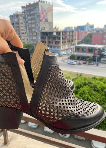 Siyah Parlak Deri Delikli Kadın Bot - Görsel 3