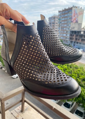 Siyah Parlak Deri Delikli Kadın Bot - Görsel 4