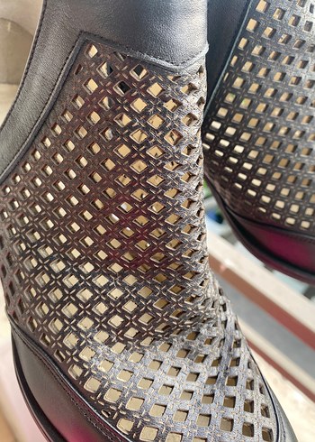 Siyah Parlak Deri Delikli Kadın Bot - Görsel 6