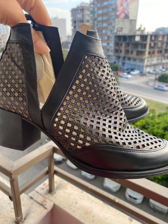 Siyah Parlak Deri Delikli Kadın Bot - Görsel 5