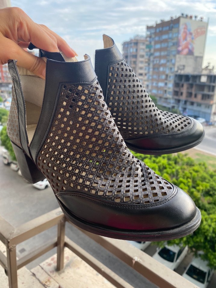 Siyah Parlak Deri Delikli Kadın Bot - Görsel 4