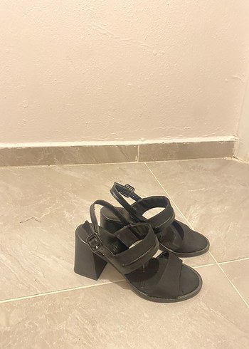 Siyah Topuklu Kadın Sandalet