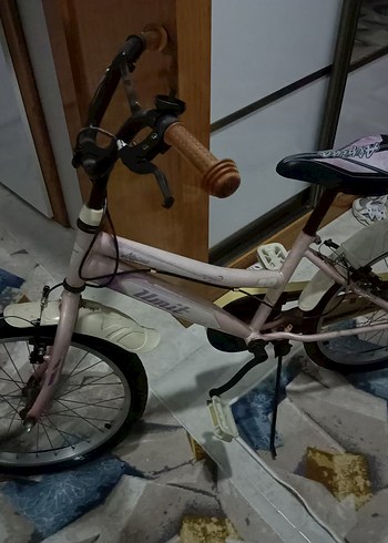 Pembe İki Tekerlekli Bisiklet