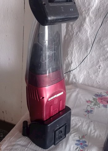 Kırmızı şarjlı El Süpürgesi
