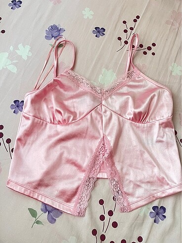 Pembe büstiyer