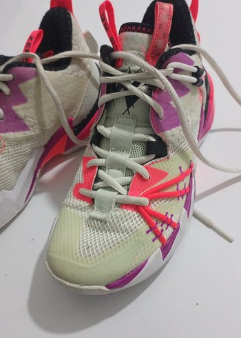 Renkli Pembe Desenli Basketbol Ayakkabısı - Görsel 2