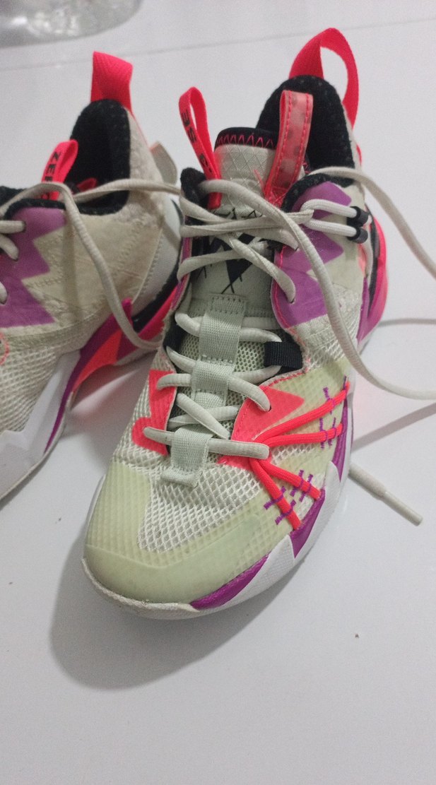 Renkli Pembe Desenli Basketbol Ayakkabısı - Görsel 2