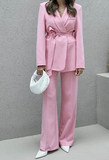 Pembe kuşaklı ceket pantolon takım