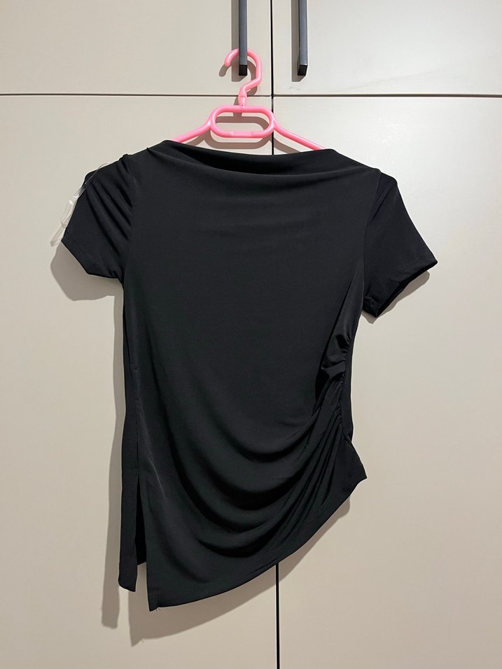 Siyah açılı yaka bluz - Görsel 2