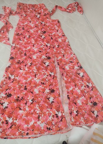 Pembe Sırt Dekolteli Bağcıklı Uzun Yirtmaçli Elbise
