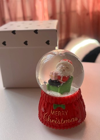 Kırmızı Noel Temalı Işıklı Kar Küresi Figürü