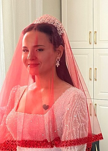 Beyaz Butik Parlak Kırmızı Drapeli duvak
