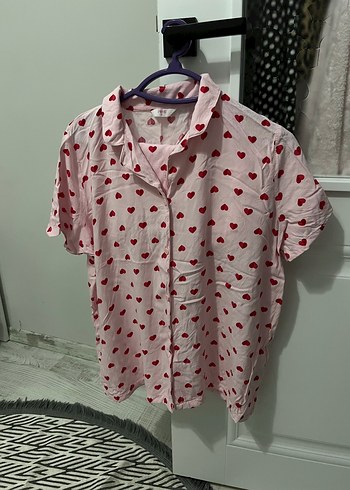 Düğmeli V Yaka Kısa Kollu Pembe Gömlek