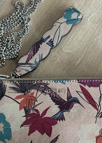 Guess Guess Çiçek Desenli Bohem Kadın Portföy Çanta