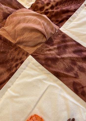 Kahverengi İşlemeli Yatak Örtüsü - Görsel 6