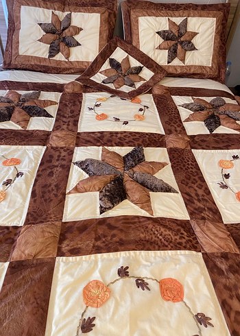 Kahverengi İşlemeli Yatak Örtüsü - Görsel 2