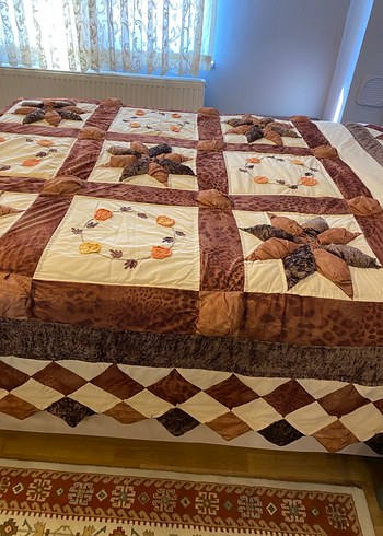 Kahverengi İşlemeli Yatak Örtüsü - Görsel 3