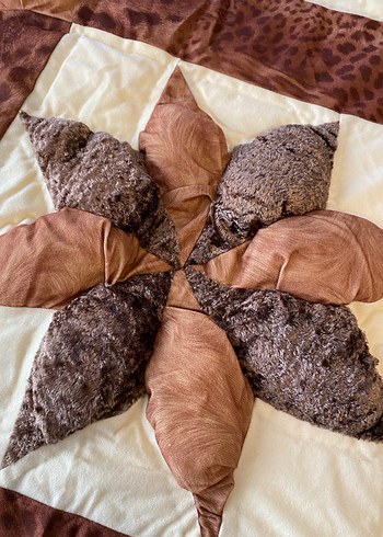 Kahverengi İşlemeli Yatak Örtüsü - Görsel 4