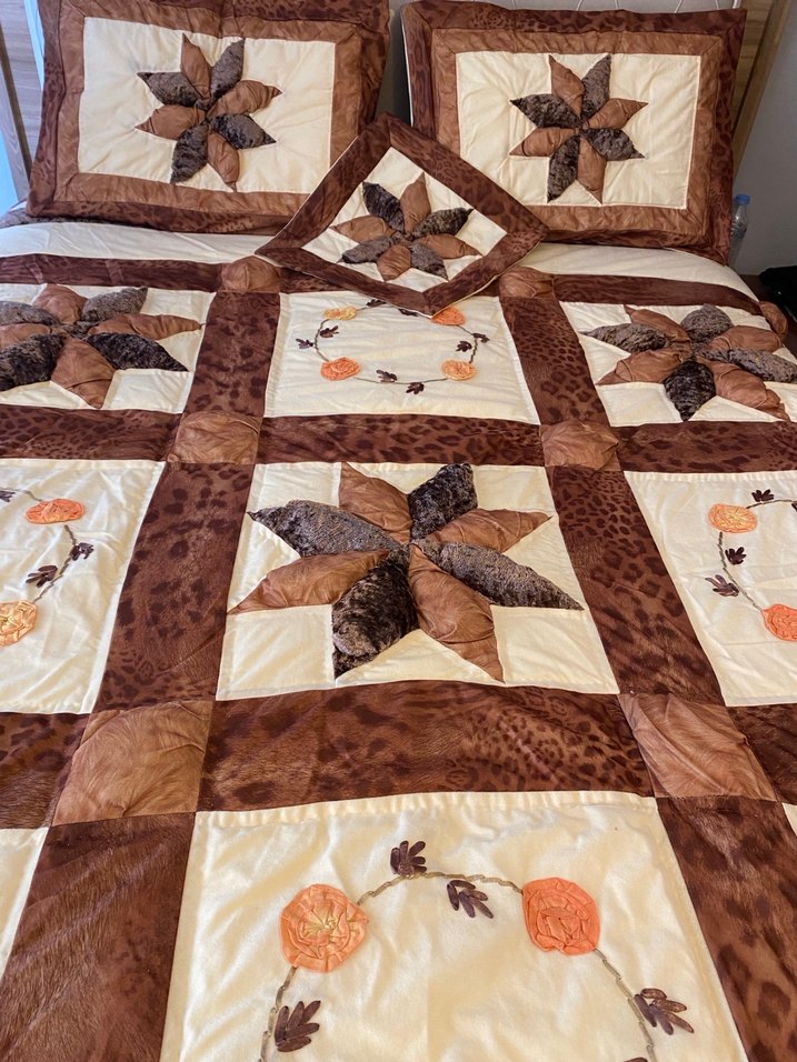 Kahverengi İşlemeli Yatak Örtüsü - Görsel 2