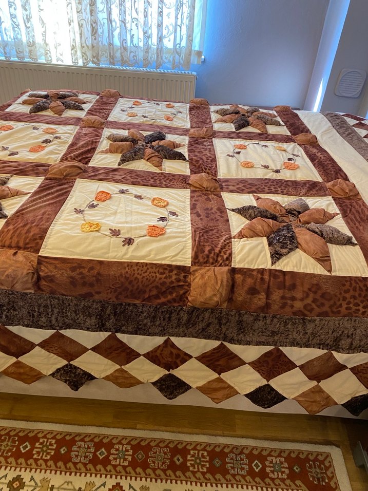 Kahverengi İşlemeli Yatak Örtüsü - Görsel 3