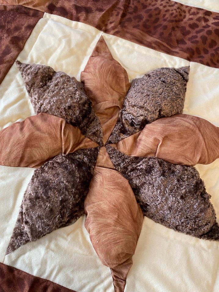 Kahverengi İşlemeli Yatak Örtüsü - Görsel 4