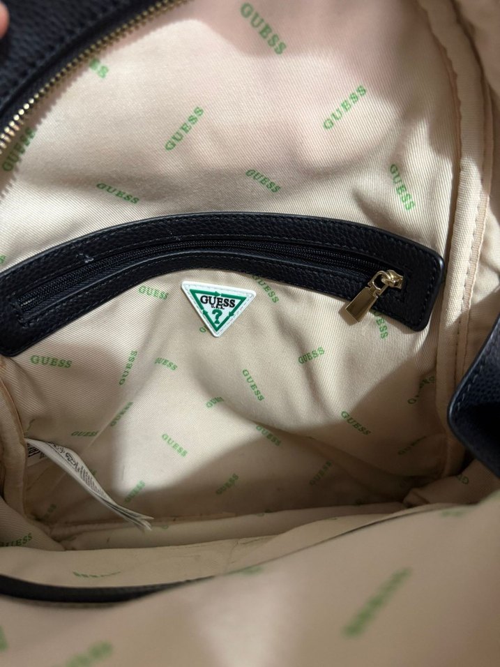 Siyah Parlak Deri Kadın Sırt Çantası - Görsel 3