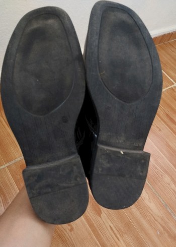 siyah parlak erkek çocuğu ayakkabısi - Görsel 3