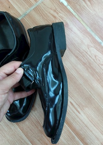 siyah parlak erkek çocuğu ayakkabısi - Görsel 2