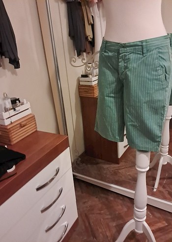 Düğmeli Yeşil Çizgili Kadın Bermuda Şort