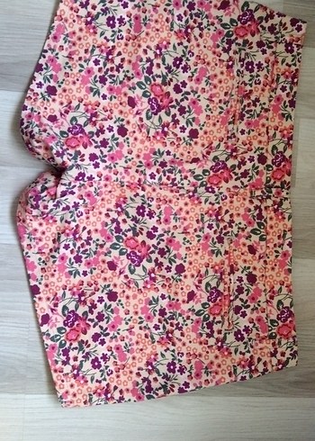 44 Beden Düğmeli Pembe Çiçek Desenli Şort