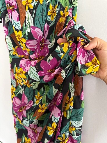 34 Beden Bershka tek omuzlu çiçekli elbise