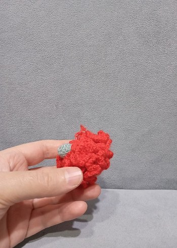 Kırmızı Örgü Karanfil anahtarlık - Görsel 3