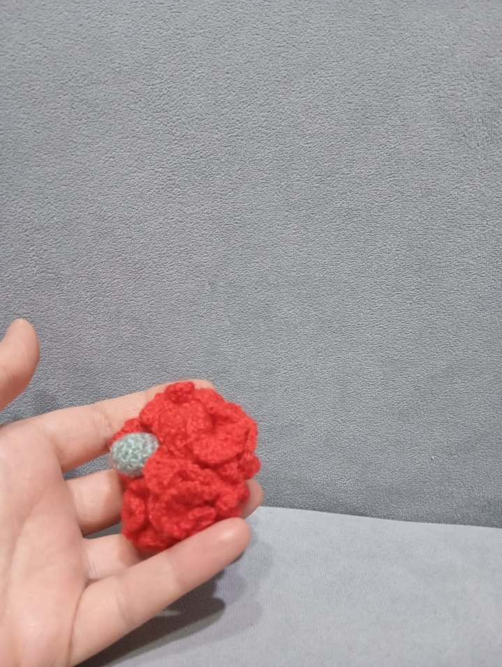 Kırmızı Örgü Karanfil anahtarlık - Görsel 2