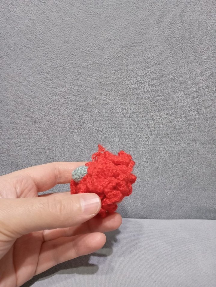 Kırmızı Örgü Karanfil anahtarlık - Görsel 3