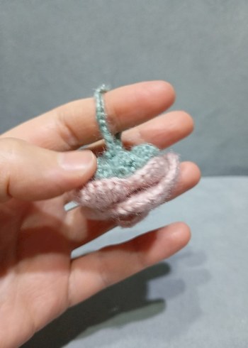 Pastel renkli amigrumi gül anahtarlık - Görsel 2
