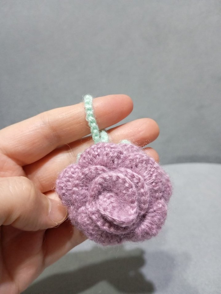 Pastel renkli amigrumi gül anahtarlık - Görsel 3
