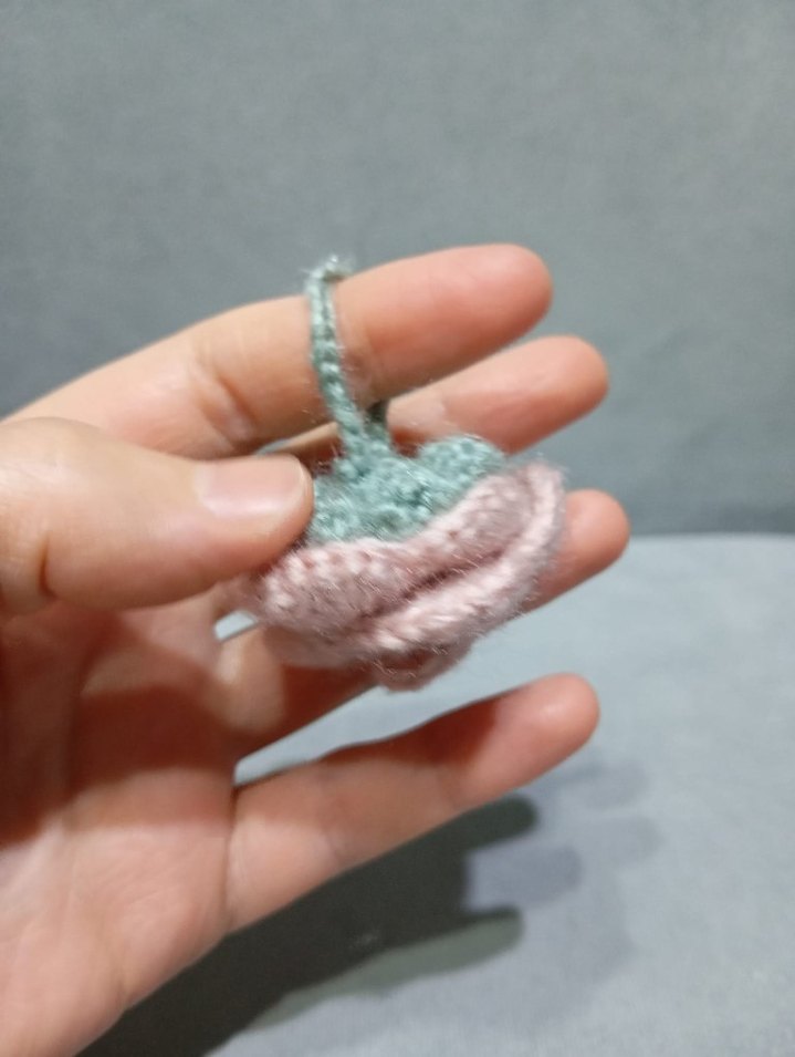 Pastel renkli amigrumi gül anahtarlık - Görsel 2