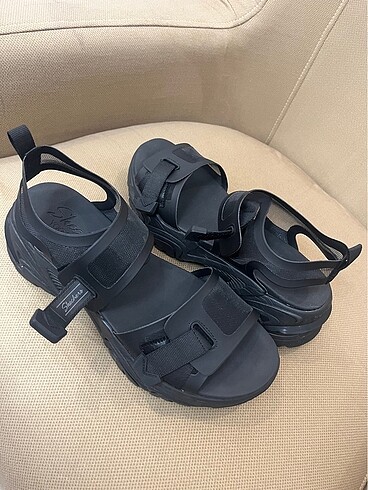 39 Beden Skechers Orijinal Sandalet Etiketli
