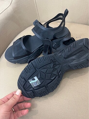 39 Beden siyah Renk Skechers Orijinal Sandalet Etiketli