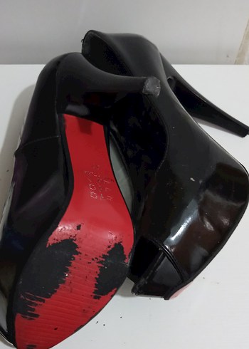37 Beden Parlak Siyah Yılan Desenli Tokalı Stiletto