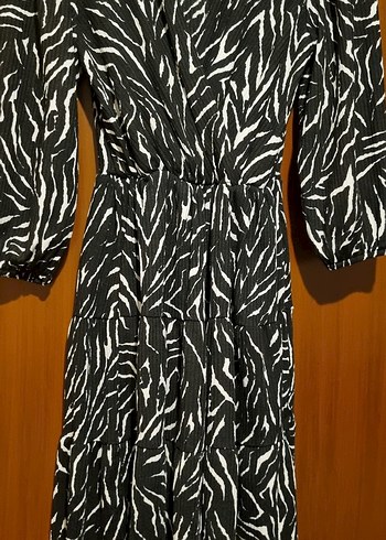 Zebra Desenli Uzun Piliseli V Yaka Elbise - Görsel 2