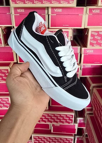VANS KNU